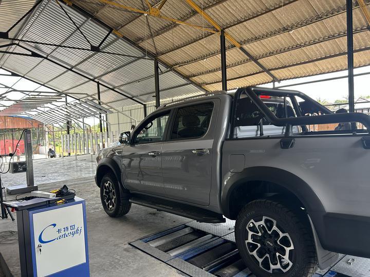 เครื่องทดสอบเบรกแบบลูกกลิ้ง 5-in-1 พร้อมโหลดเพลาสูงสุด 4000 กก. ลูกกลิ้งขัดแบบจดสิทธิบัตรและคอมพิวเตอร์ควบคุมอุตสาหกรรม