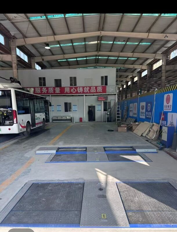 ลานทดสอบรถบรรทุก Cartesy สำหรับอู่ซ่อมรถ เครื่องทดสอบเบรกแบบลูกกลิ้งสำหรับรถยนต์ แรงพร้อมเพลาบรรทุก จานคู่ เครื่องทดสอบการลื่นไถลข้าง ความจุ 10 ตัน