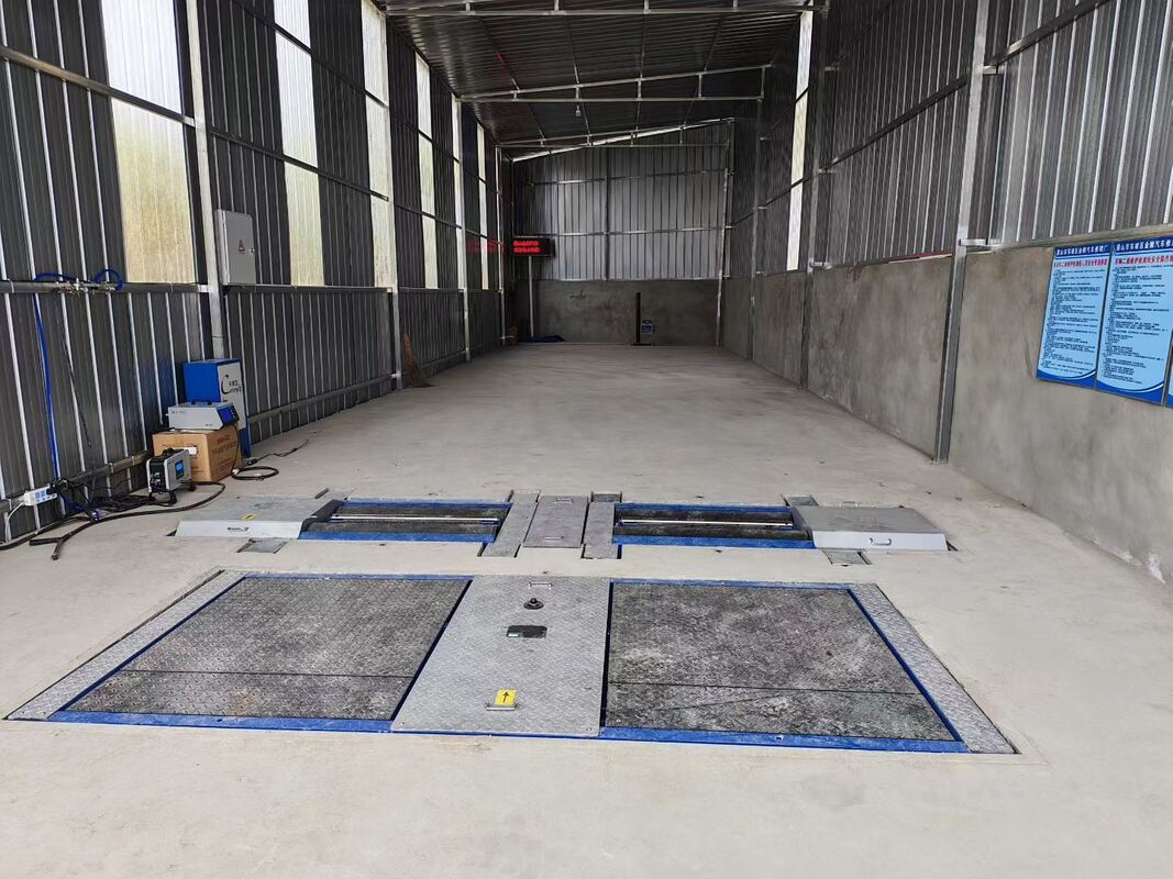 ลานทดสอบรถบรรทุก Cartesy สำหรับอู่ซ่อมรถ เครื่องทดสอบเบรกแบบลูกกลิ้งสำหรับรถยนต์ แรงพร้อมเพลาบรรทุก จานคู่ เครื่องทดสอบการลื่นไถลข้าง ความจุ 10 ตัน